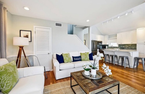East End Casa | NATURAL SPLENDOR COMPLEMENTS Estilo contemporáneo en esta belleza de playa 2BR / 2BA.