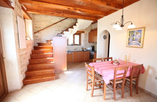 Houdetsi Villa | Villa de piedra natural en un lugar apartado de 4.500 m² con piscina climatizada