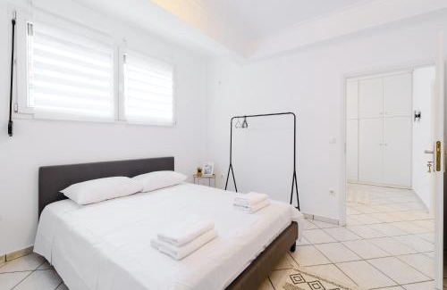 Ilisia Apartamento | Naturally Cool 2BR Central ATH