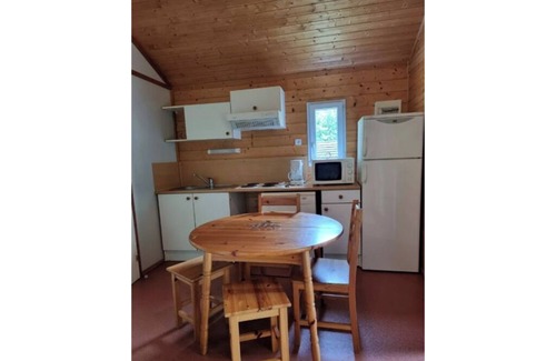Lissac-sur-Couze Chalet De Esquí | Nature and lake chalet in a residential leisure park with swimming pool