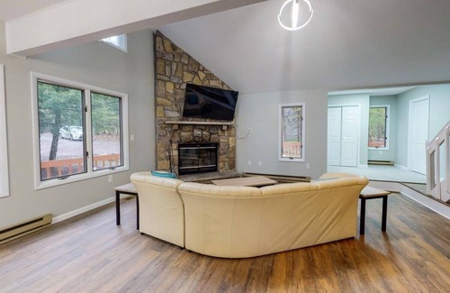 Lake Harmony Estates Cabaña | Nature Embrace 4BR Cottage w/ Lake Harmony Views