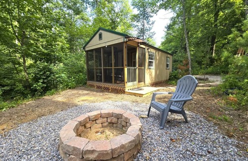 Purlear Cabina | Relaxing Tiny Home On Creek, WIFI, Hot Shower