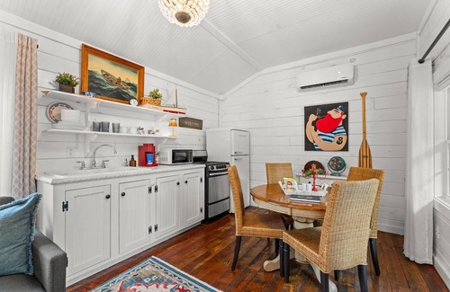 Blue Eye Cabina | Nature-Focused Getaway | Creekside Studio w/ Modern Comforts & Free Ticket Perks!