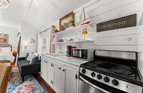 Blue Eye Cabina | Nature-Focused Getaway | Creekside Studio w/ Modern Comforts & Free Ticket Perks!