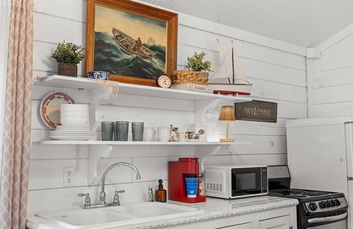Blue Eye Cabina | Nature-Focused Getaway | Creekside Studio w/ Modern Comforts & Free Ticket Perks!
