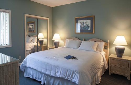 Hilton Head Complejo | Nature-Focused 3BR Stay with Porch, Lake Views, Pool, Tennis Courts and Trails
