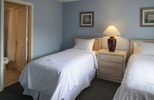 Hilton Head Complejo | Nature-Focused 3BR Stay with Porch, Lake Views, Pool, Tennis Courts and Trails