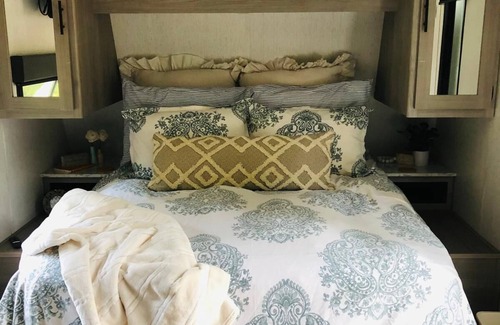 Jupiter Casa | Nature Getaway in Jupiter Farms Cozy 24 Foot RV, fully equipped with WiFi, AC