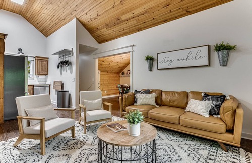 Dahlonega Otro | Nature is calling!! Family Friendly Getaway:Hot Tub, Fire Pit, Wine & Weddings
