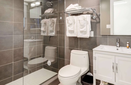 Lauderdale-by-the-Sea Hotel | Nature is Calling! Near Pompano Pier, On-site Pool, Pier Fishing, and Marina
