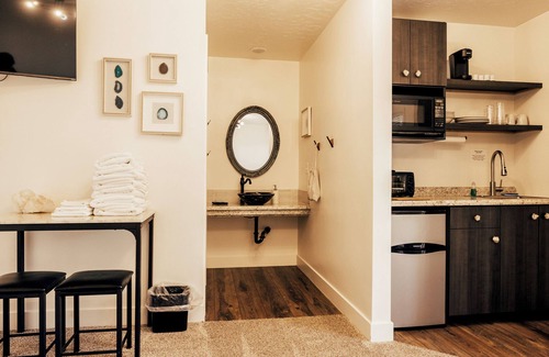 Jensen Cabina | Nature Lodge SLEEPS 80+ Family Reunions, Corporate Retreats. Entire Facility