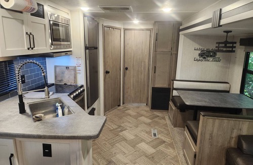 Hamilton Casa | Nature Lover's 2-Bedroom RV Escape