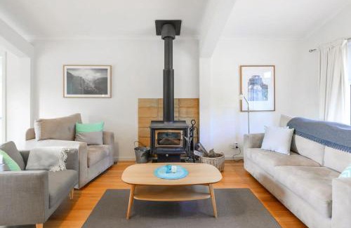 Wentworth Falls Casa | Nature Lovers Dream Hikes Fireplace