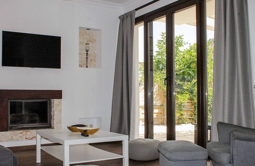Peroulion Casa | Nature meets luxury at Antinioti View three-bedroom House .