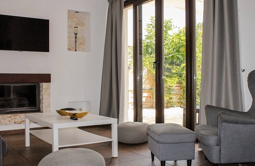 Peroulion Casa | Nature meets luxury at Antinioti View three-bedroom House .