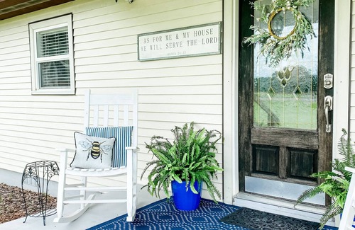 Boys Ranch Casa | Nature + Music + Town - Cozy Farmhouse Retreat