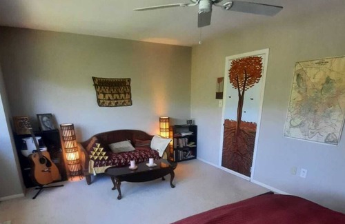 Tuscarora Casa | Nature Oasis with Lake Views - Centrally Located 2-Bedroom Townhouse on a Lake
