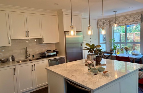 District of North Vancouver Casa | Nature retreat: beach and ski. Luxury large Master bedroom w/ private en-suite.