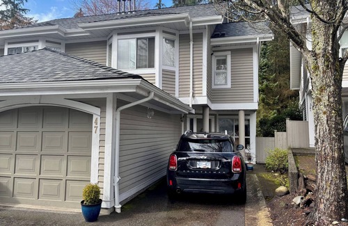 District of North Vancouver Casa | Nature retreat: beach and ski. Luxury large Master bedroom w/ private en-suite.