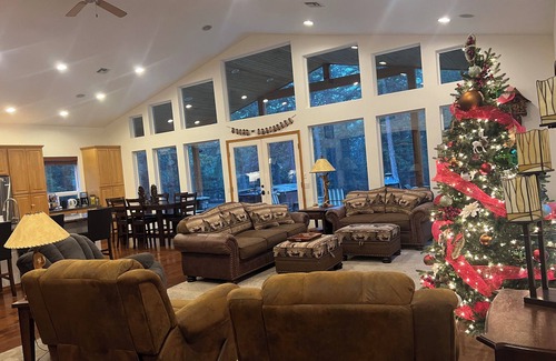 Cle Elum Cabina | Nature Retreat with Wildlife Views, Hot Tub, and Cozy Amenities – Sleeps 12!”