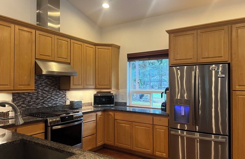 Cle Elum Cabina | Nature Retreat with Wildlife Views, Hot Tub, and Cozy Amenities – Sleeps 12!”