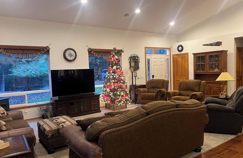 Cle Elum Cabina | Nature Retreat with Wildlife Views, Hot Tub, and Cozy Amenities – Sleeps 12!”