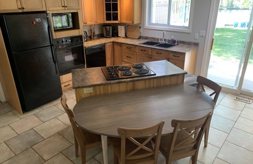 Washago Cabaña | Nature's Cottage Washago - Beautiful Private Waterfront property with Hot Tub