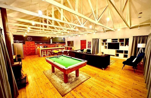 Greater Johannesburg Metropolitan Area Casa | Nature's Haven: 7-Bedroom Villa with Pool, WiFi & Serene Surroundings