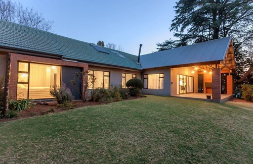 Greater Johannesburg Metropolitan Area Casa | Nature's Haven: 7-Bedroom Villa with Pool, WiFi & Serene Surroundings