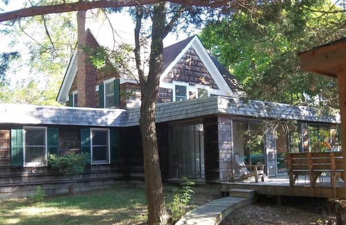 Brookhaven Casa | Nature's Retreat: Serene Woodland Haven Near NYC