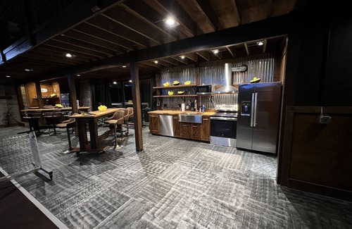 Traverse City Cabina | Nature's Ridge TC | Pickleball Lodge Retreat Home