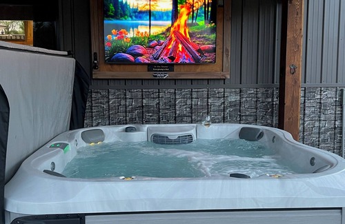 Traverse City Cabina | Nature's Ridge TC | Pickleball Lodge Retreat Home