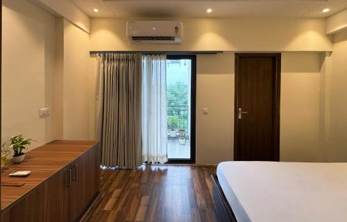 Bandhwari Casa | Nature-view Room in Peaceful 3BHK Apartment