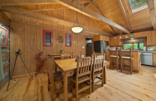 Boone Cabina | Natures Call - ¡Cabaña de madera Creekside con chimenea de leña!