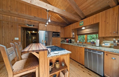 Boone Cabina | Natures Call - ¡Cabaña de madera Creekside con chimenea de leña!