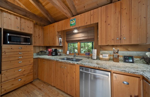 Boone Cabina | Natures Call - ¡Cabaña de madera Creekside con chimenea de leña!