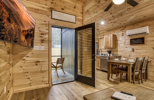 Cosby Cabaña | Natures Getaway -Pickleball Court, Creek, WIFI, Mountain Views, Starting at $79