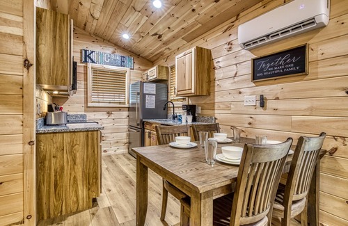 Cosby Cabaña | Natures Getaway -Pickleball Court, Creek, WIFI, Mountain Views, Starting at $79