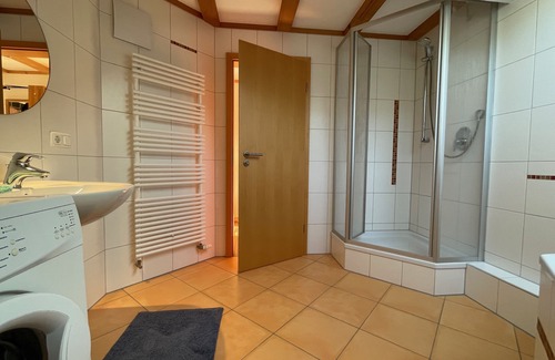 Blaichach Casa | Naturnahe und Helle Dachgeschosswohnung mit Großem Balkon in Gunzesried-säge