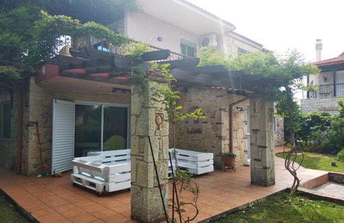 Flogita Casa | Naturstein-Mediterranhaus mit Gartenblick