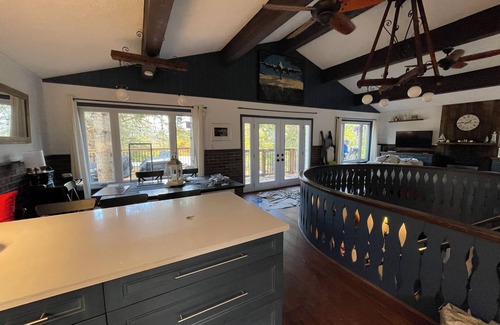 Craigleith Chalet De Esquí | Nautical Chalet (4 bedrm) nestled in Georgian Woodlands w/ Hot Tub & large deck