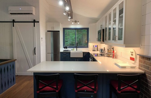 Craigleith Chalet De Esquí | Nautical Chalet (4 bedrm) nestled in Georgian Woodlands w/ Hot Tub & large deck