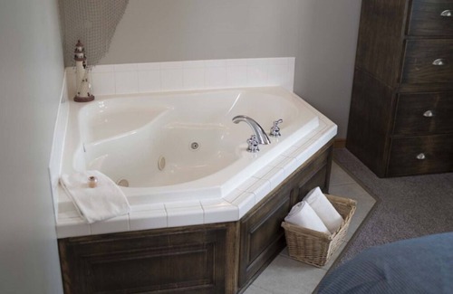 Berlin Cabaña | Nautical Dreams Cottage/with Jacuzzi/walk to Main St Berlin