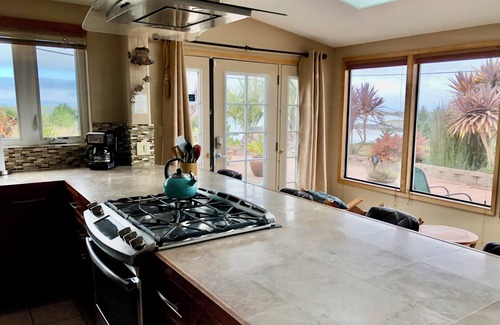 Humboldt Hill Casa | ⚓️ 🌊Nautical Escape- Bay Views, Patio, Near HWY101