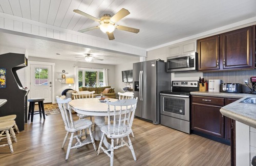 Lexington Casa | Nautical Nest w/hot tub, golf cart & arcade game