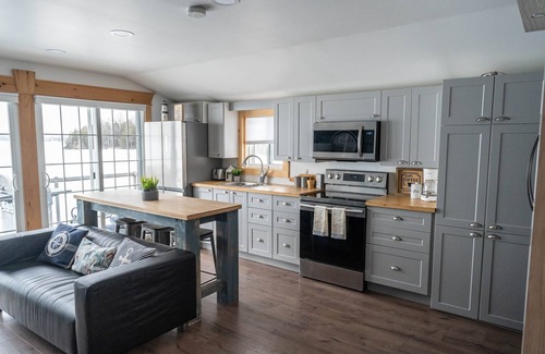 Fenelon Falls Casa | Nautical Oasis Boathouse Cottage