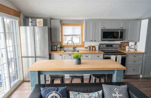 Fenelon Falls Casa | Nautical Oasis Boathouse Cottage