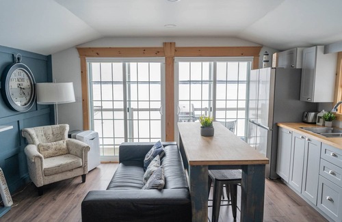 Fenelon Falls Casa | Nautical Oasis Boathouse Cottage