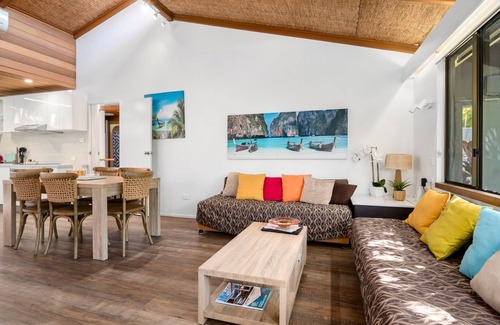 Sapphire Beach Apartamento | Nautical Owl - Two bedroom apartment at a Beachside Resort