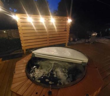 Racine Casa | Nautical Splash Pad Spacious 3bdrm Cedar Hot tub Wifi Hulu DisneyPlus Coffee Espresso Bar